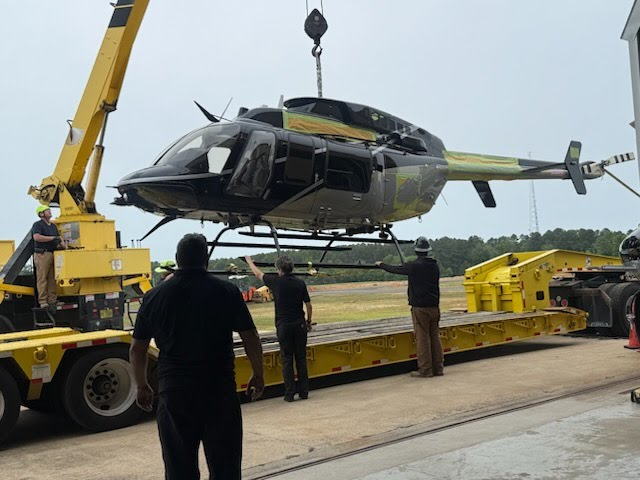 Behind the scenes during a helicopter transport operation